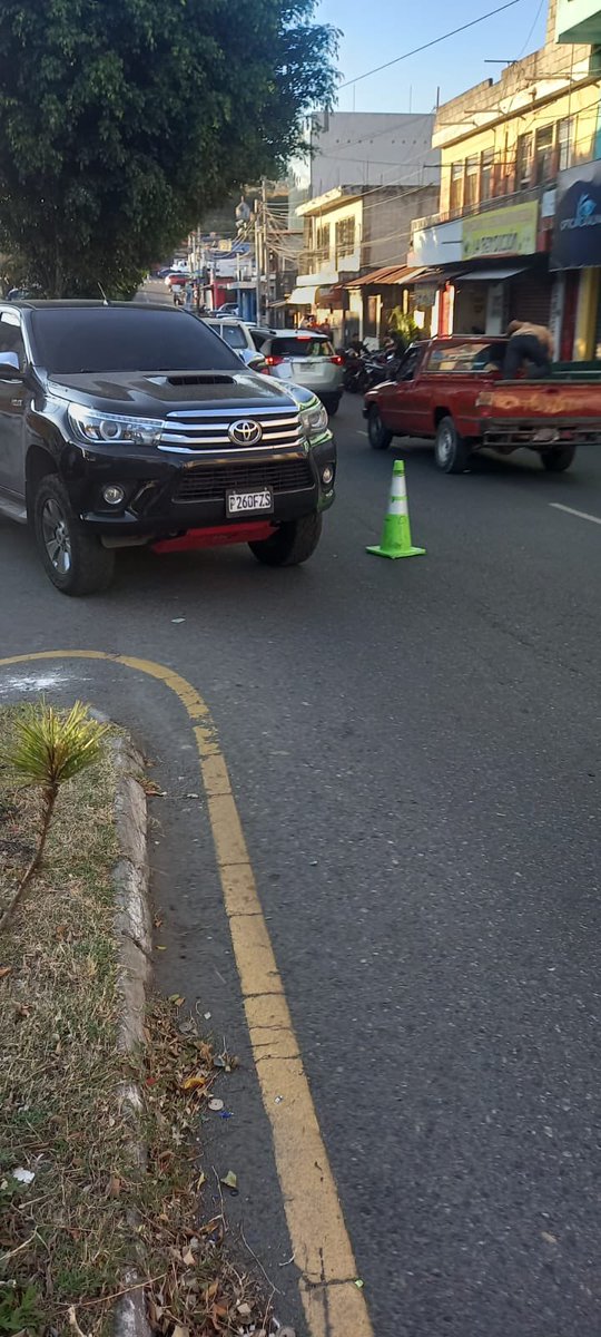 PMT_VILLANUEVA's tweet image. Reversible habilitado en el ingreso a bulevar #Catalina zona 6 de #VillaNueva #PMT_VILLANUEVA supervisa el #TraficoVN