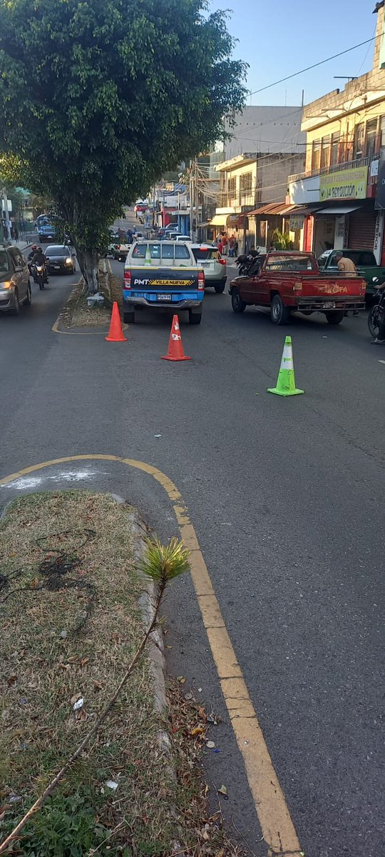 PMT_VILLANUEVA's tweet image. Reversible habilitado en el ingreso a bulevar #Catalina zona 6 de #VillaNueva #PMT_VILLANUEVA supervisa el #TraficoVN