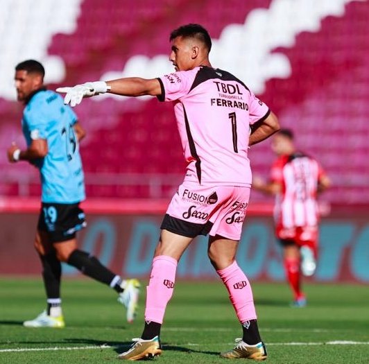 ferroweb's tweet photo. ✅ RAFAEL FERRARIO ES EL CUARTO REFUERZO DE #FERRO

🧤 El arquero de 24 años llega procedente de #BarracasCentral y firma con Oeste por tres años, hasta el 31/12/2027. Hizo inferiores en #Huracan y tuvo un paso por #Cipoletti.

📊 En 2024 disputó 8 partidos, recibió 8 goles y mantuvo su valla invicta en dos ocasiones.
