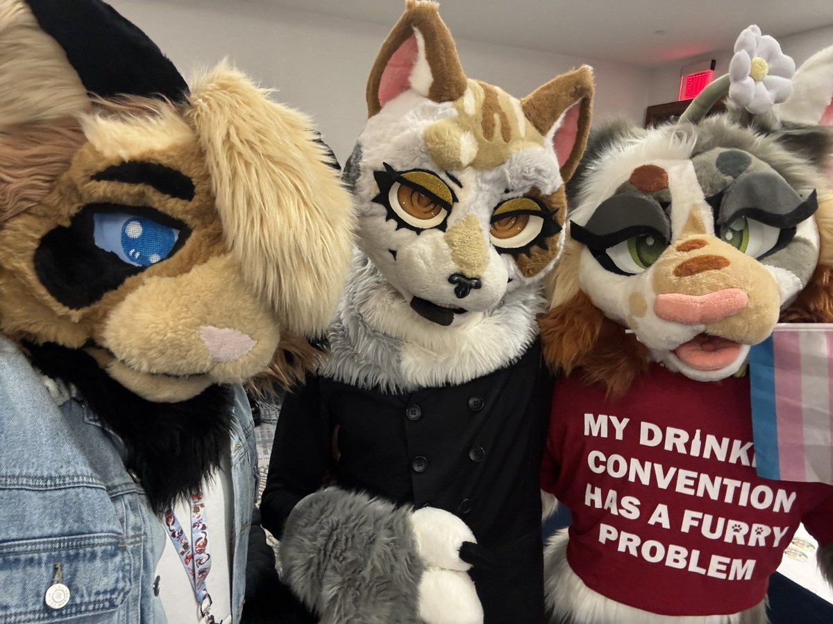 Bomms_Away's tweet image. Had a wonderful time at #PDFC2025! While it was my third time going to this con, it was the first time I got to wear Sadcat for it. Thanks to everyone who made this con amazing!