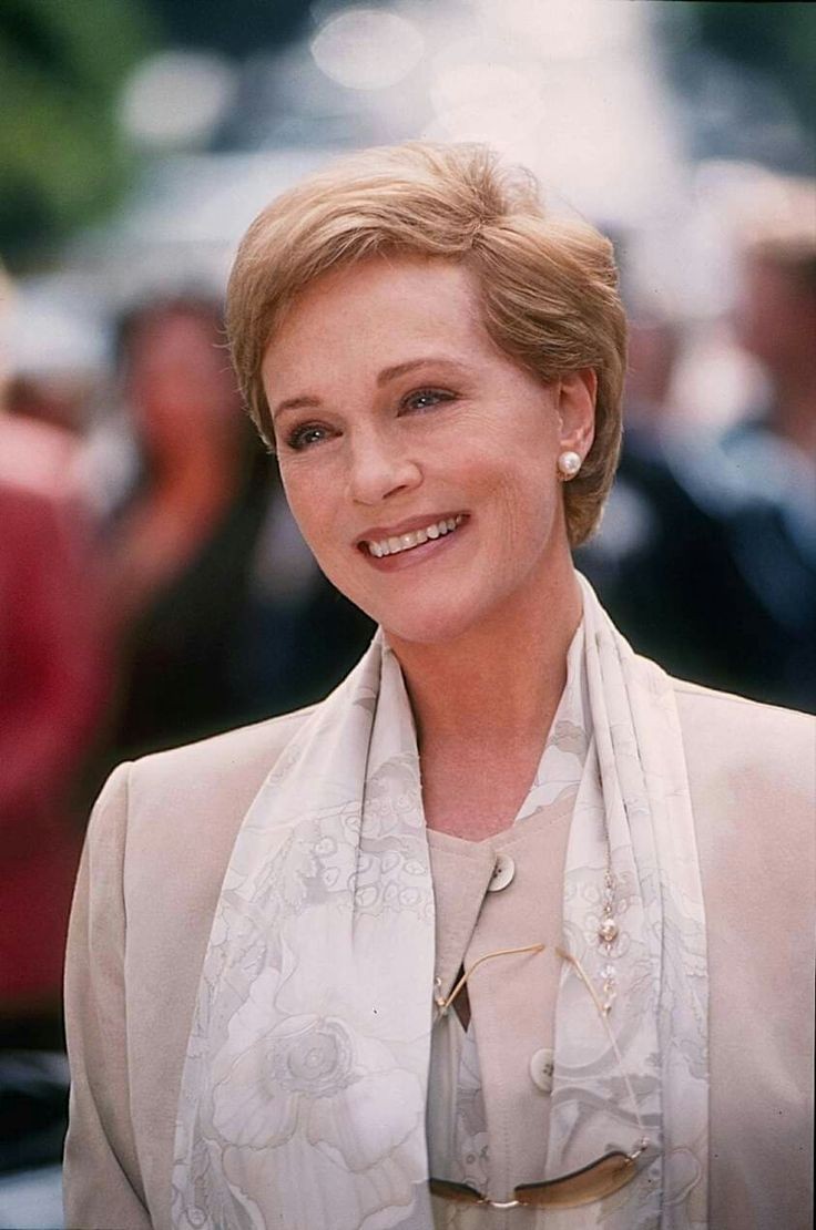 natuulia's tweet photo. I feel a special admiration to this woman. She is a real Queen 👑 

#julieandrews #thesoundofmusic https://t.co/fcaNV9dRoM