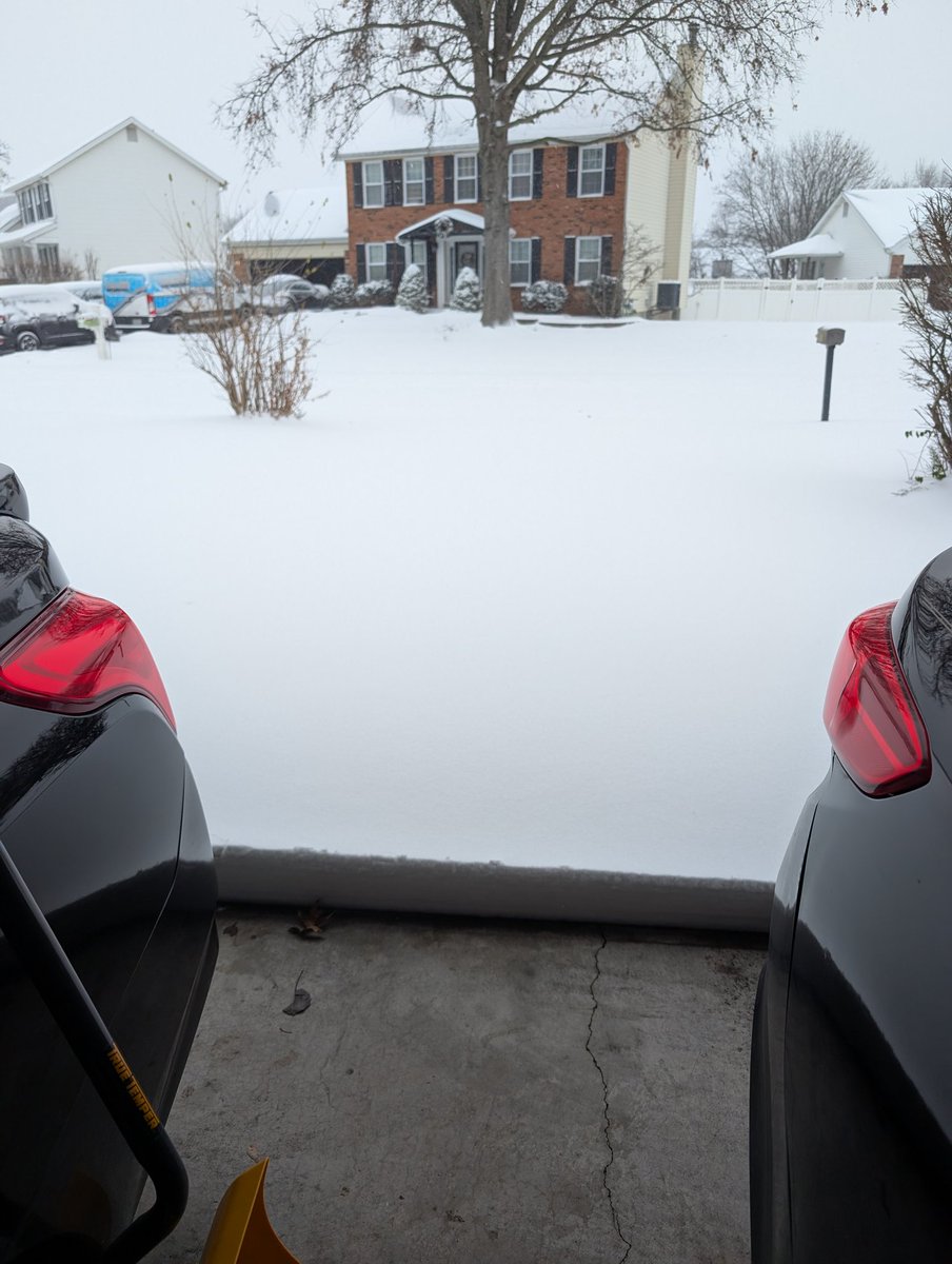 K_Bioguy_Cox's tweet image. In case anyone&apos;s wondering how the Midwest Winterstorms been, here are three pics - the first pic is my driveway yesterday after the first snowfall, the second pic is after I cleared it, and the third pic is what I woke up to this morning. Over 10+ inches!! 😭😭