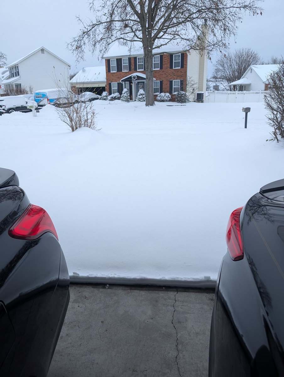 K_Bioguy_Cox's tweet image. In case anyone&apos;s wondering how the Midwest Winterstorms been, here are three pics - the first pic is my driveway yesterday after the first snowfall, the second pic is after I cleared it, and the third pic is what I woke up to this morning. Over 10+ inches!! 😭😭