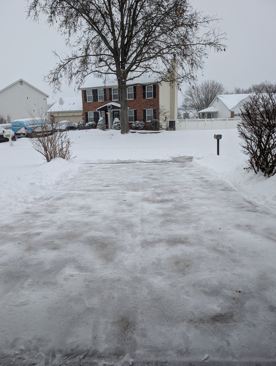 K_Bioguy_Cox's tweet image. In case anyone&apos;s wondering how the Midwest Winterstorms been, here are three pics - the first pic is my driveway yesterday after the first snowfall, the second pic is after I cleared it, and the third pic is what I woke up to this morning. Over 10+ inches!! 😭😭