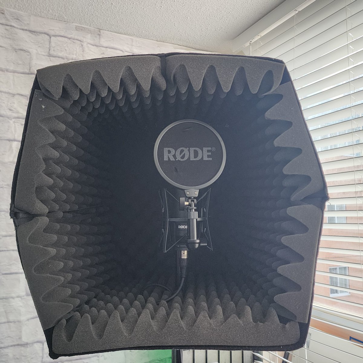 OsazeFire's tweet photo. Set up the microphone today. Recording imminent.  Also, my new joint called "Get It How U Live" is dropping on January 16. #osazefire #thesoundshinobi #audiojutsu https://t.co/VHHjzP4tYy