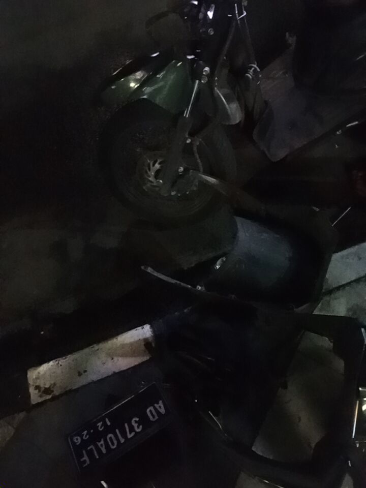 alfaxyyy's tweet photo. kapan lagi bongkar motor jam 2 pagi di detos https://t.co/fYphWQMzLt