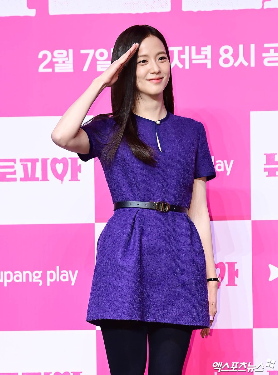 jisoogaIIery's tweet photo. JISOO AT THE PRESS CONFERENCE OF ‘NEWTOPIA’ OH MY GOD https://t.co/UMQuxhOpCC