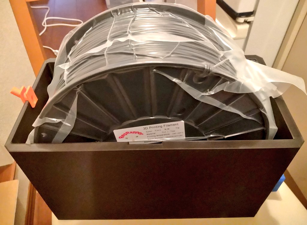 duca_400's tweet photo. 年末年始深夜の気の迷いで注文したREPRAPPER 3kgPLAが届いたので、前作った3kgスプールホルダーに入るか見てみる👀
ケース側は問題なさそう。軸穴がとっても小さくて入らないのでそこは作ろう☺️SUNLU250gスプールの穴よりめちゃ小さい😅
#REPRAPPER
#3Dプリンター
https://t.co/2mkRZhWC38 https://t.co/rmJGlkY1DX