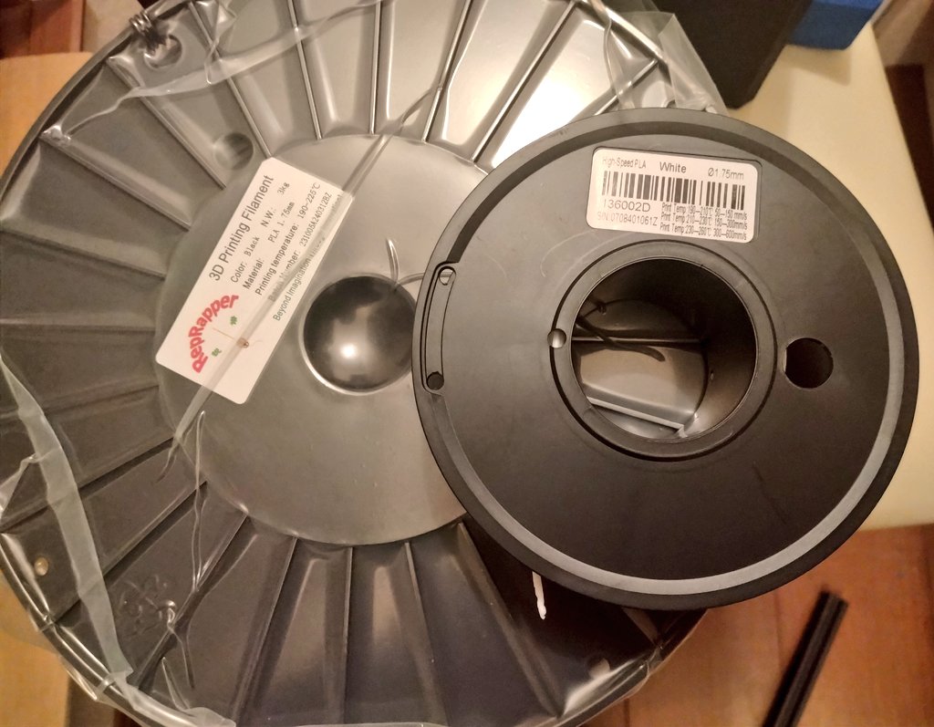duca_400's tweet photo. 年末年始深夜の気の迷いで注文したREPRAPPER 3kgPLAが届いたので、前作った3kgスプールホルダーに入るか見てみる👀
ケース側は問題なさそう。軸穴がとっても小さくて入らないのでそこは作ろう☺️SUNLU250gスプールの穴よりめちゃ小さい😅
#REPRAPPER
#3Dプリンター
https://t.co/2mkRZhWC38 https://t.co/rmJGlkY1DX