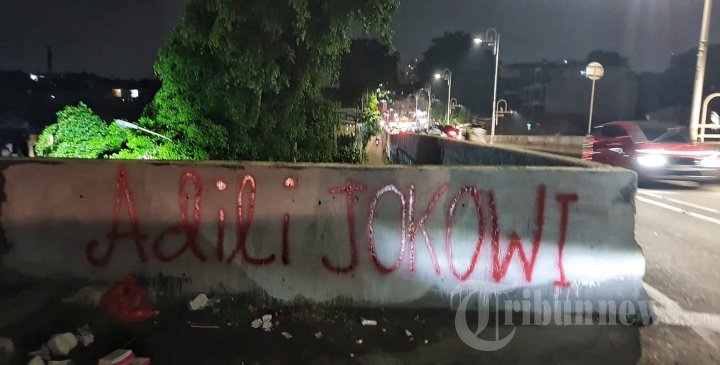 #AdiliJokowi

Yang punya foto tulisan itu di manapun, atau yang punya meme, silakan drop di sini.

Bagong pengen lihat sebenernya seberapa besar kemauan publik untuk #AdiliJokowi

Yuk...