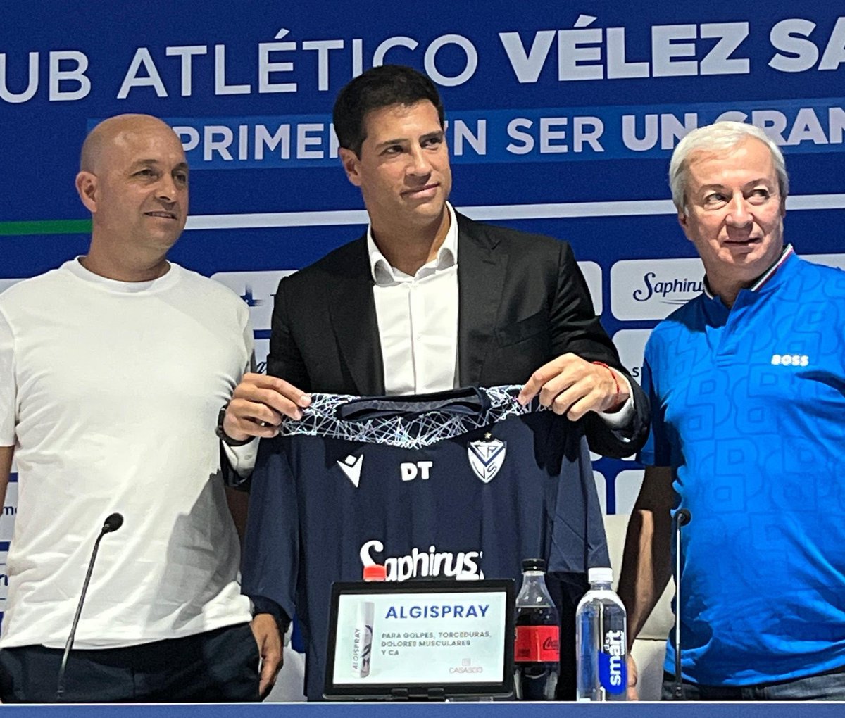 gabocik's tweet photo. ASUMIO EL DT

En conferencia de prensa #Veléz oficializo a Sebastian Dominguez en el cargo hasta diciembre del 2025
Conforman el cuerpo tecnico:
Emiliano Papa (AC).
Nicolás Domínguez (AC).
Ernesto Colman (PF).
Ivo Pacciello (PF).
Matías Bassi (metodología).
Agustín Paz (EA). https://t.co/wCIFpfcYne
