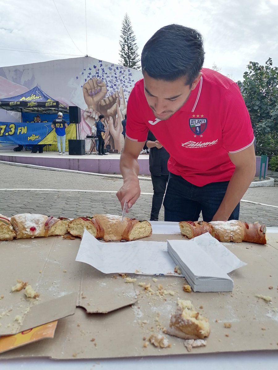 Atlante's tweet image. Nuestro Potro de Hierro Eric Cantú cortó la mega rosca de Reyes, en el evento organizado por La Mejor 97. 3, en Cuernavaca, Morelos.

¡Gracias por la invitación!

#SerAtlante
#PotrosDeHierro