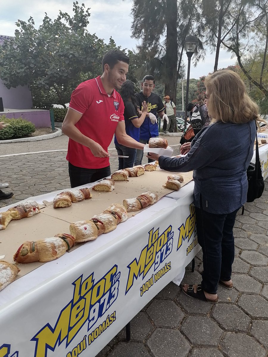 Atlante's tweet image. Nuestro Potro de Hierro Eric Cantú cortó la mega rosca de Reyes, en el evento organizado por La Mejor 97. 3, en Cuernavaca, Morelos.

¡Gracias por la invitación!

#SerAtlante
#PotrosDeHierro
