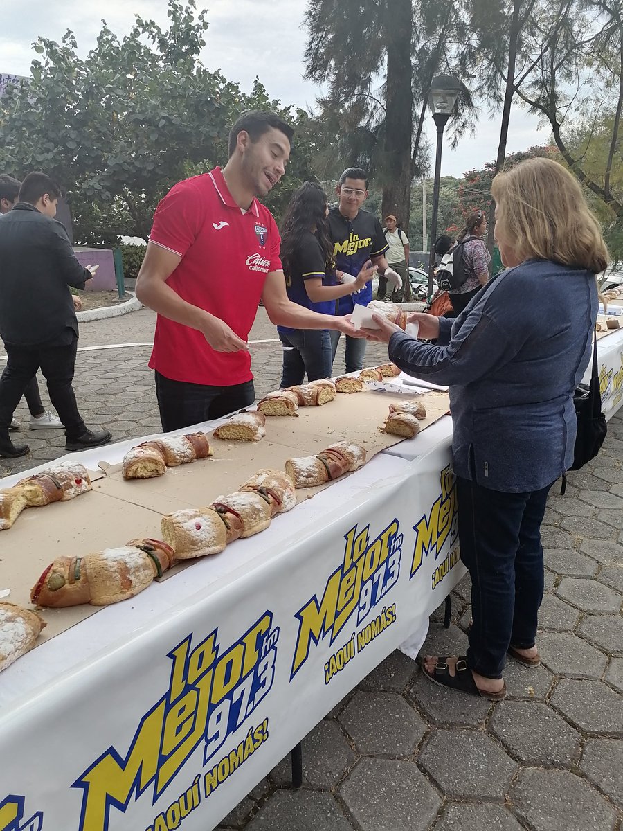Atlante's tweet image. Nuestro Potro de Hierro Eric Cantú cortó la mega rosca de Reyes, en el evento organizado por La Mejor 97. 3, en Cuernavaca, Morelos.

¡Gracias por la invitación!

#SerAtlante
#PotrosDeHierro
