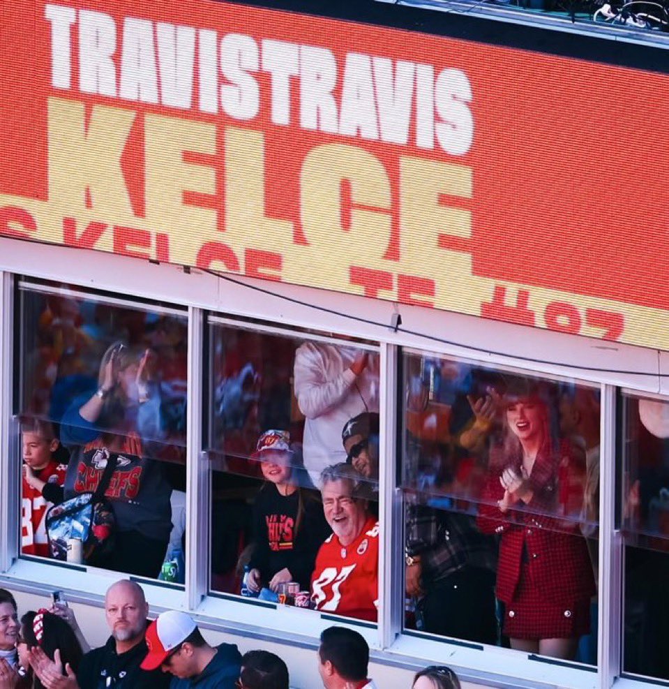 Kaaaaatie_x's tweet image. #WPMOYChallenge + @tkelce 🫶🏻