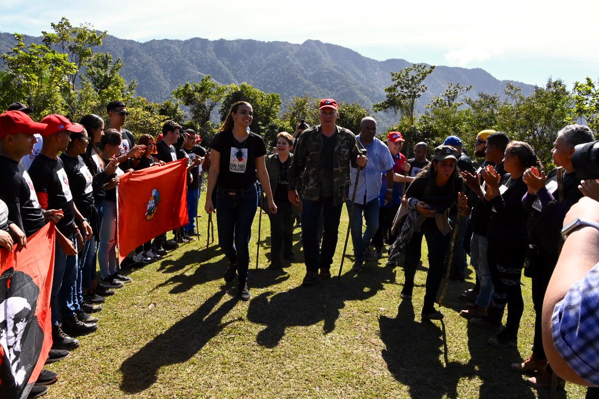 DiazCanelB's tweet photo. Hoy subimos a La Plata junto a 65 jóvenes de todo el país. Estuvimos en los lugares por donde anduvieron Fidel, Raúl, Camilo, Che, Ramiro, Almeida, Guillermo, Celia, Vilma y una lista infinita de héroes y heroínas. Renovamos el compromiso con ellos y la Revolución que hicieron. https://t.co/PMNmPYJC1t