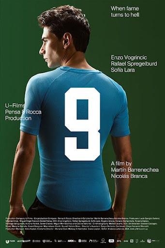 No había visto esta película. La verdad me encantó como manejaron la historia de un futbolista que vive un entorno rodeado de situaciones que no nos imaginamos. Sobre todo en Sudamérica. SUPER RECOMENDADA. Es el mismo protagonista de la Sociedad de la Nieve Enzo Vogrincic.