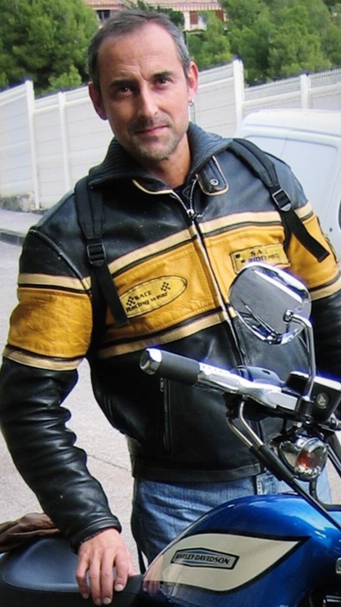 Fs_francaises_'s tweet photo. Le 7 janvier 2015, Franck Brinsolaro ce pro de la sécurité rapprochée, calme capable de garder son sang-froid dans les circonstances les plus critiques, fait face aux frères Kouachi.

Il tombe sous les tirs des terroristes, Il avait deux enfants.

Ne jamais oublier. 🖤 https://t.co/y6uSJU2ZZb