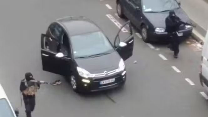AlertesInfos's tweet photo. 🕊️🇫🇷 Il y a 10 ans jour pour jour, deux terroristes attaquaient les locaux du journal satirique Charlie Hebdo à la kalachnikov, tuant 12 personnes et en blessant 11 autres. https://t.co/gBJXCelFam