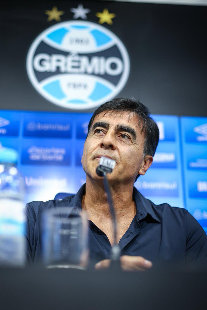 CanalEP_'s tweet photo. 🎙️Começa a Era Gustavo Quinteros no Grêmio! VEJA AQUI ➡️ https://t.co/AoHzYUmnkh

Foto: Lucas Uebel/Grêmio https://t.co/Y6dXyOenSB