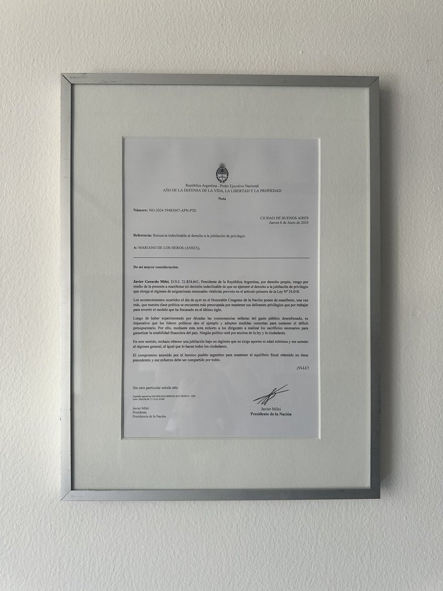 Der Chef der Rentenbehörde hat den unwiderruflichen Verzicht Mileis auf seine Pensionsansprüche als Präsident rahmen lassen und bei sich im Büro aufgehängt. Milei hat diesen Verzicht erklärt, nachdem der Kongress ein Gesetz Mileis abgelehnt hat, dass ihm und allen zukünftigen