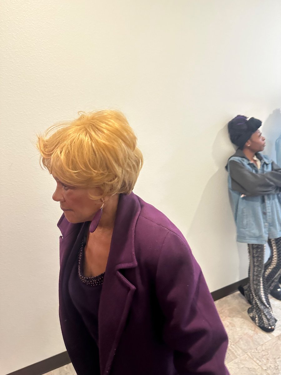 YellaBeezy214's tweet photo. This weekend I had to attend my older cousin funeral more like an uncle . But sometimes you have to smile to keep from crying …….. with that being said I took pics of my aunts/cousins wigs 😂😂😂😂 hope yall enjoy .. #RIPMOOSE💙 https://t.co/1ShqQmFB3t