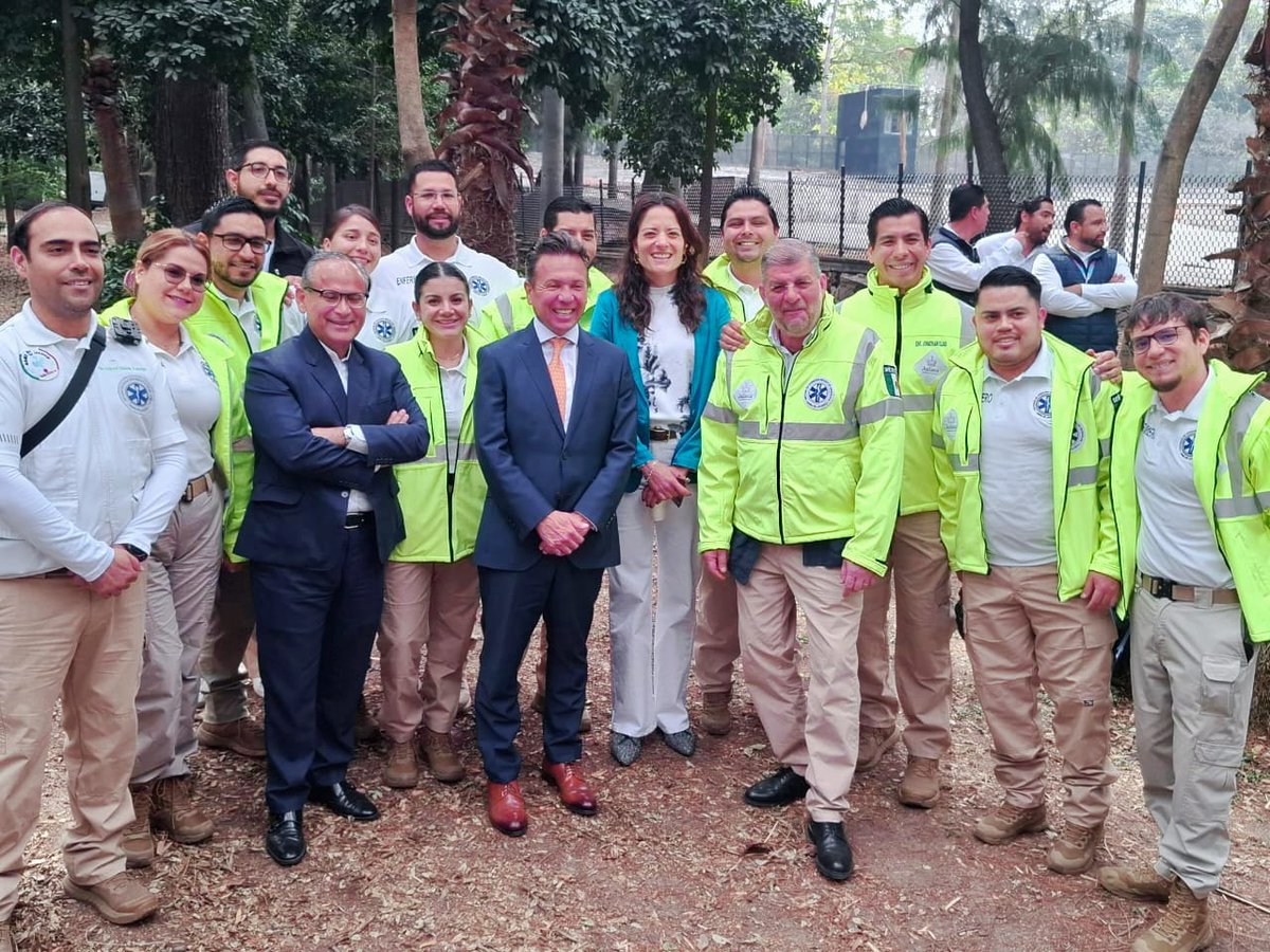 SAMUJalisco's tweet photo. Muchas Felicidades a todos nuestros profesionales por formar parte del equipo prehospitalario del @SAMUJalisco. Son un pilar importante y reconocemos su pasión y entrega en cada emergencia.🚑🚁
#AlEstiloJalisco
#SamuContigo
#SalvandoVidas
#DiadelEnfermer@ https://t.co/J4KPPKZZE5