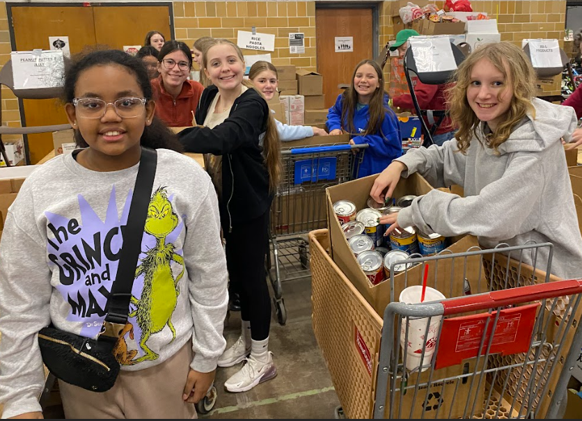 AHSchools's tweet photo. The holidays were brighter this season thanks to #AHSchools communities. Over 100 students from Anoka, Northdale & Roosevelt middle schools organized 13,000+ food items; Anoka Hockey prepared produce; McKinley Elementary fundraised $3,000+ for the cause: https://t.co/B9JnTg7qqG https://t.co/6sjWPFxbLv