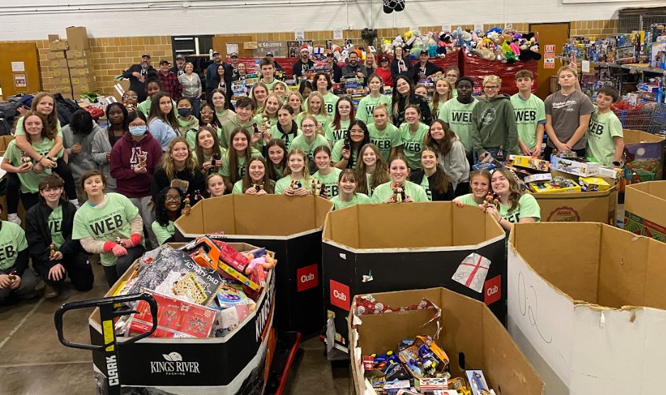 AHSchools's tweet photo. The holidays were brighter this season thanks to #AHSchools communities. Over 100 students from Anoka, Northdale & Roosevelt middle schools organized 13,000+ food items; Anoka Hockey prepared produce; McKinley Elementary fundraised $3,000+ for the cause: https://t.co/B9JnTg7qqG https://t.co/6sjWPFxbLv