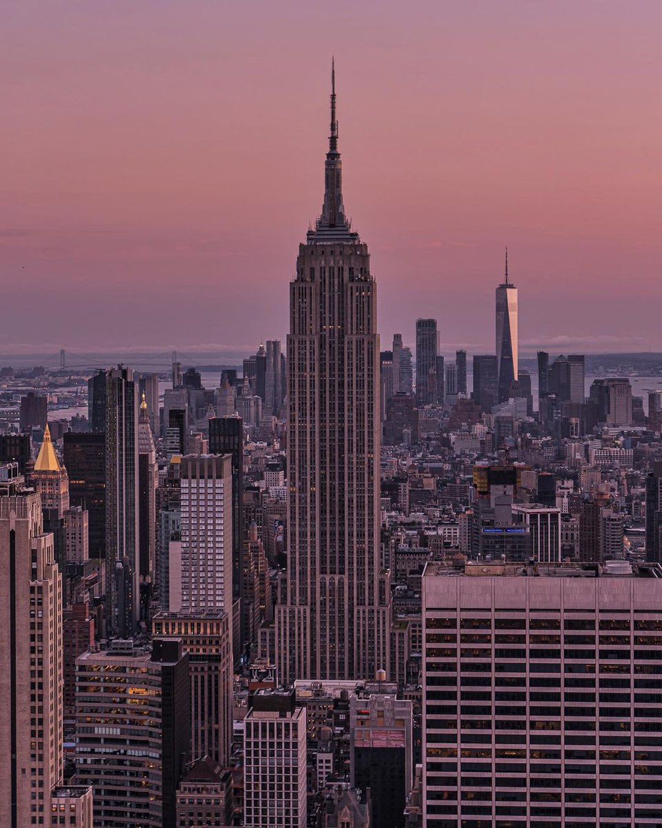 EmpireStateBldg's tweet photo. When are you joining us for sunset?

📷: aneelias/IG https://t.co/Ndt9e7LY5M