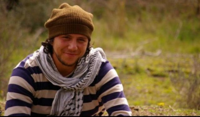 👤 Bassel Shehadeh
Bassel was born on January. 31st. 1984.
He was a Syrian filmmaker and a revolutionary.
He was martyred on May. 28th. 2012 by the Assad regime in the neighbourhood of AlSafsafa in Bab AlSebaa, Homs.

This is his story 🧵🪡