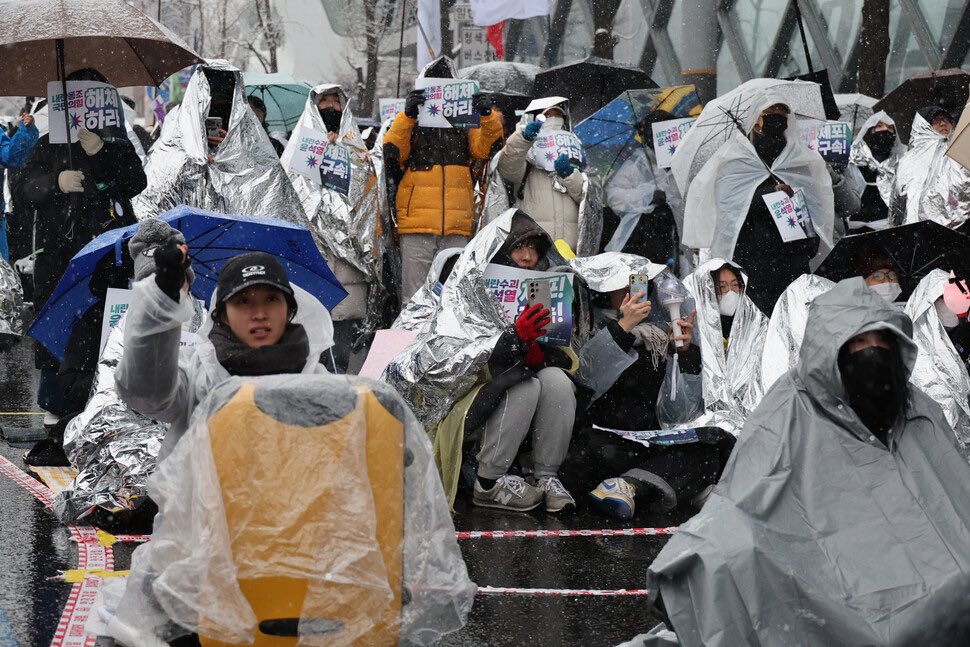 어떤 분이 내게 이런 연말인사를 보내왔었다 
‘대한민국 시민들은 나라가 어둠에 빠지면, 집에서 가장 밝은 것을 들고 나온다.

IMF 때는 금모으기, 그 이후엔 촛불, 이번엔 ?

 “인간 키세스” 였다.  
우주전사 대한민국 국민들.  

‘대한민국의 희망은 국민들로 부터 나온다.‘
그런데 가슴이 아리다.