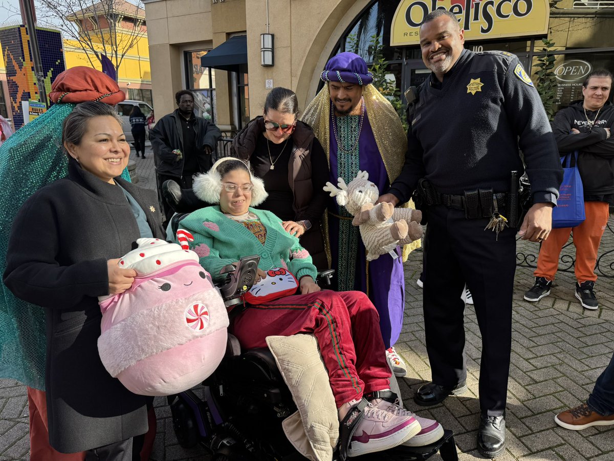 jeanquan's tweet photo. The #ThreeKings #ToyGiveAway is underway at the #FruitvaleStation. We will be distributing toys, hot chocolate and #KingsCake while supplies last. Over 7 law enforcement groups led by #AlamedaCountySheriffSanchez are helping.
#weloveoakland https://t.co/aW14XyNDyd