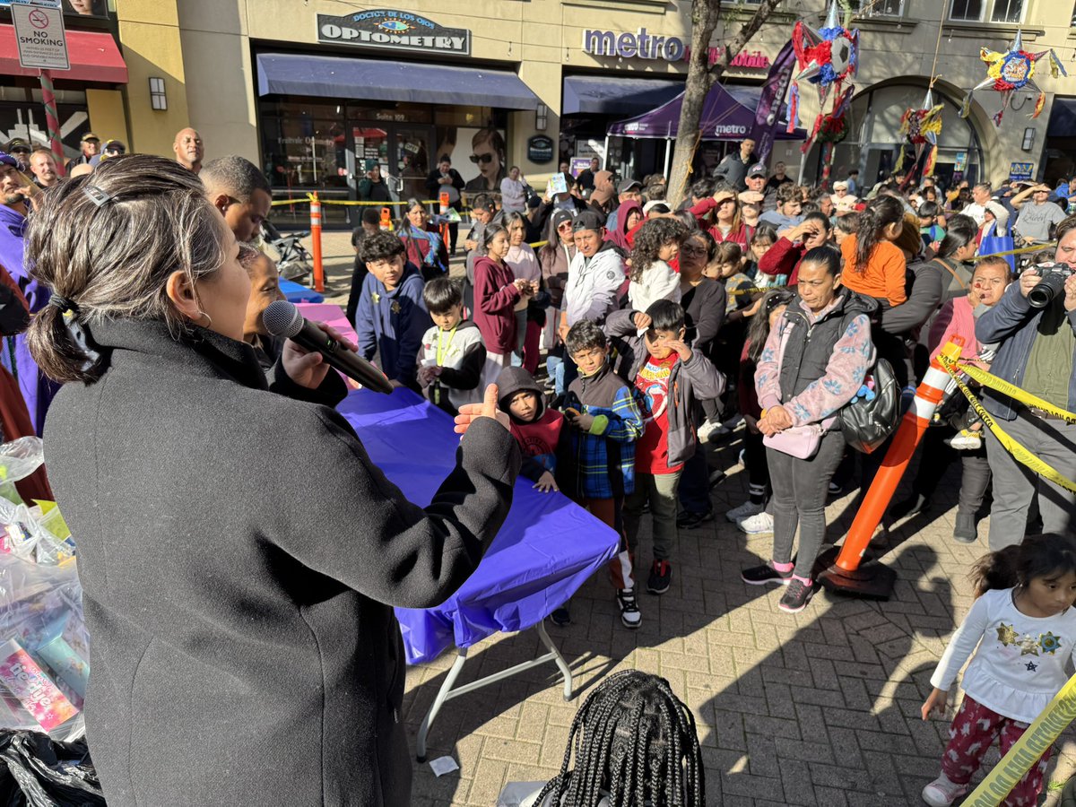 jeanquan's tweet photo. The #ThreeKings #ToyGiveAway is underway at the #FruitvaleStation. We will be distributing toys, hot chocolate and #KingsCake while supplies last. Over 7 law enforcement groups led by #AlamedaCountySheriffSanchez are helping.
#weloveoakland https://t.co/aW14XyNDyd