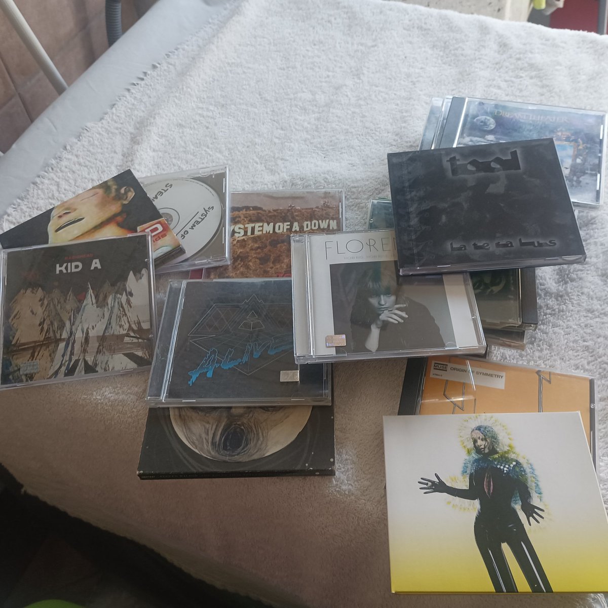 le_pateau's tweet photo. Hoy escarbé entre los discos que dejé en casa de mi madre cuando me fui a la universidad y jfc ahí está Vulnicura https://t.co/RXESuQ3oXv