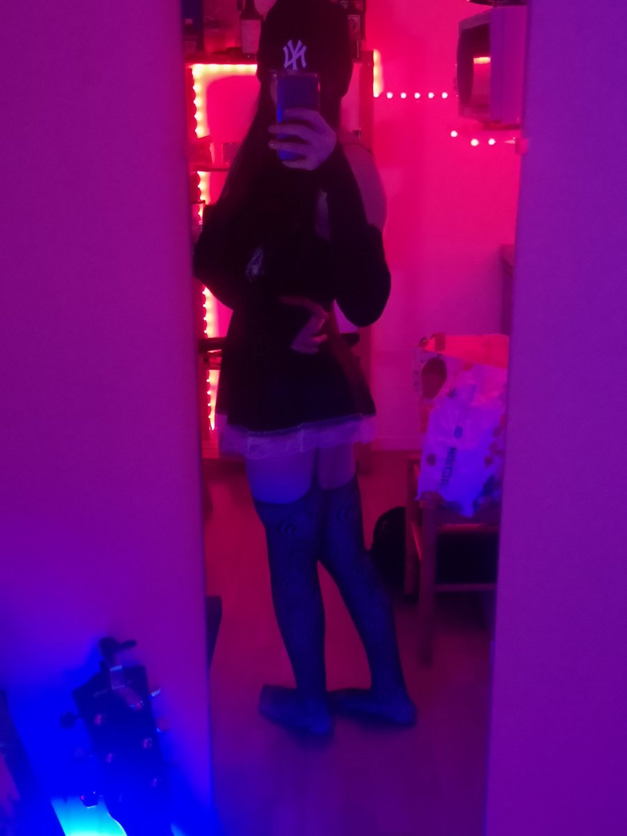 secrets_of_lola's tweet photo. Do you like my outfit?
#gothgirl #goth #altgirl #gothic https://t.co/YrxxZ7ttCJ