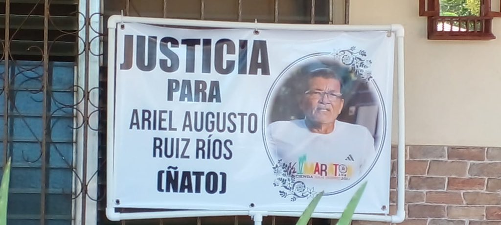 Esta foto de Ariel Ñato Ruiz permanece en el portal de su casa en Chitré.
El pueblo chitreano pide justicia.
La no detención del sujeto que supuestamente era el culpable le cayó como un balde de agua fria a los familiares y amigos.
¿QUIEN ATROPELLO Y MATO A ÑATO RUIZ? Existen