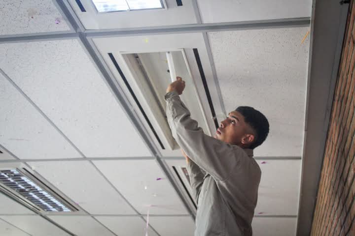 La rectora <a href="/nataliaalbarezg/">Natalia Albarez Gómez</a> acompañó al personal que trabaja en las tareas para el mejoramiento y mantenimiento de la infraestructura de la UNLaR y el Colegio Preuniversitario Gral. San Martín⤵️

✅ Colocación de nuevas luminarias 
✅ Limpieza 
✅ Pintura