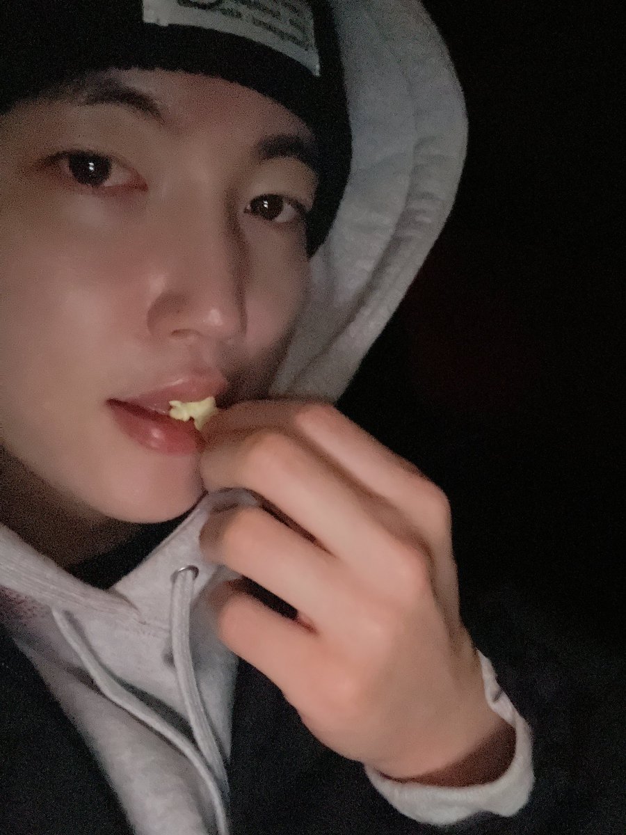 jhoonstyles's tweet photo. 일찍 일어나서 혼자 조조영화 보러 왔어요🍿 https://t.co/7y6AZGFCSS