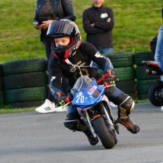 AlertaNews24's tweet photo. 🇳🇱 | Sid Veijer, piloto de 7 años y joven promesa del motociclismo, ha muerto en un accidente de mini motos en un kárting. https://t.co/2uCWPvUtLQ