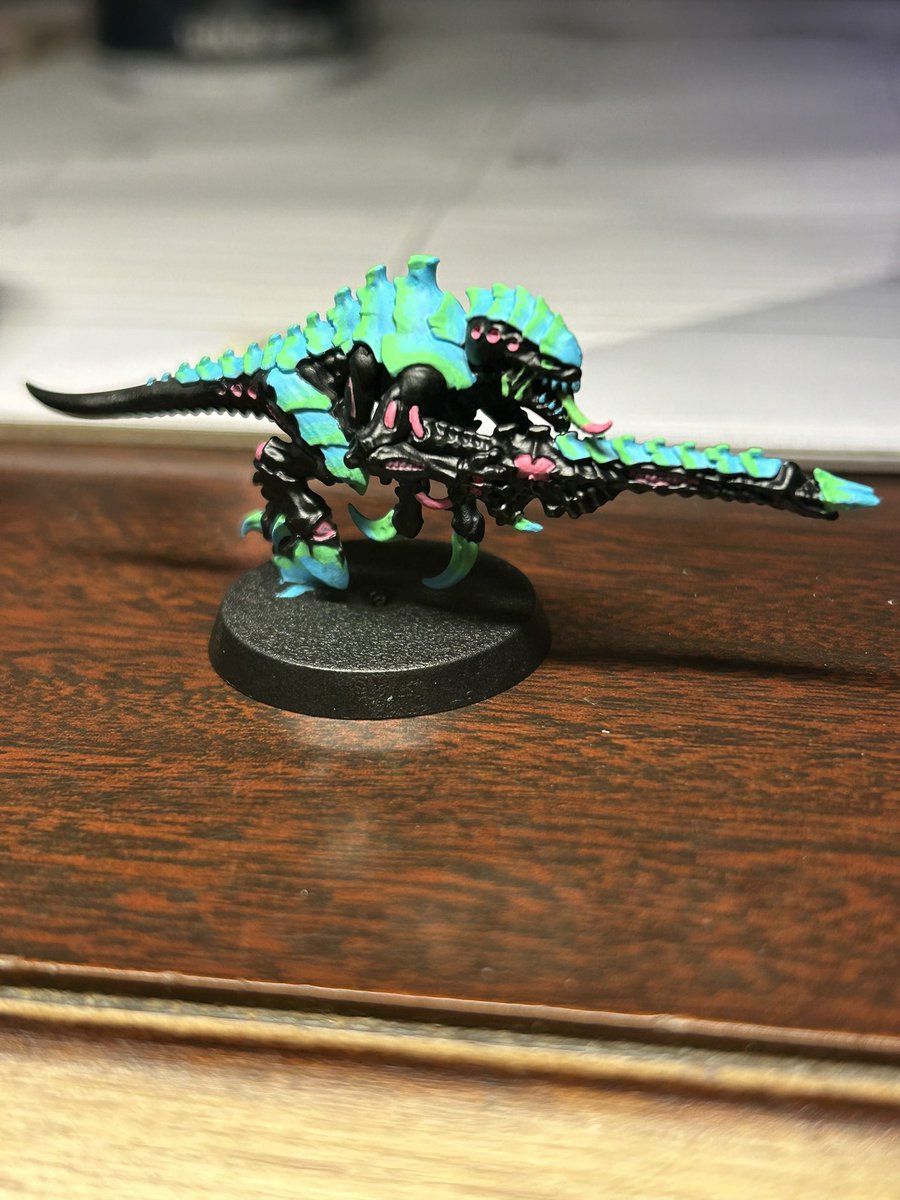 YaGirlAzaelith's tweet photo. Trying my hand at painting 40k minis for the first time! I present my first nid. It’s nerve wracking but so much fun 😭✨

#warhammer40k #tyranids #painting https://t.co/a11Qv0UqP2