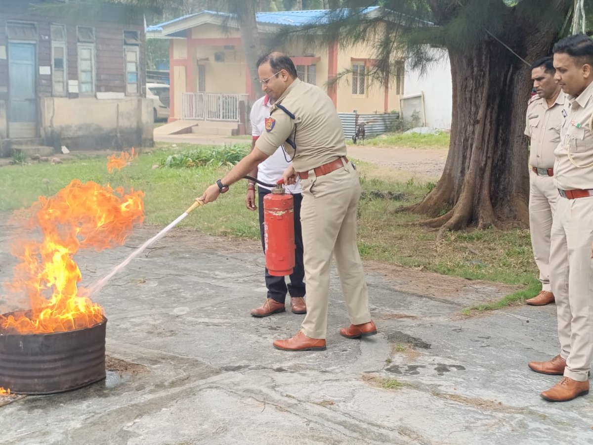 FireService_ANP's tweet photo. Police personnel of Nicobar district were given training in essentials of Fire Fighting by #FSCarNicobar.
SP Nicobar encouraged the participants by attending the session and highlighting the importance of Emergency Response & Disaster Preparedness. https://t.co/oJyJedNZua