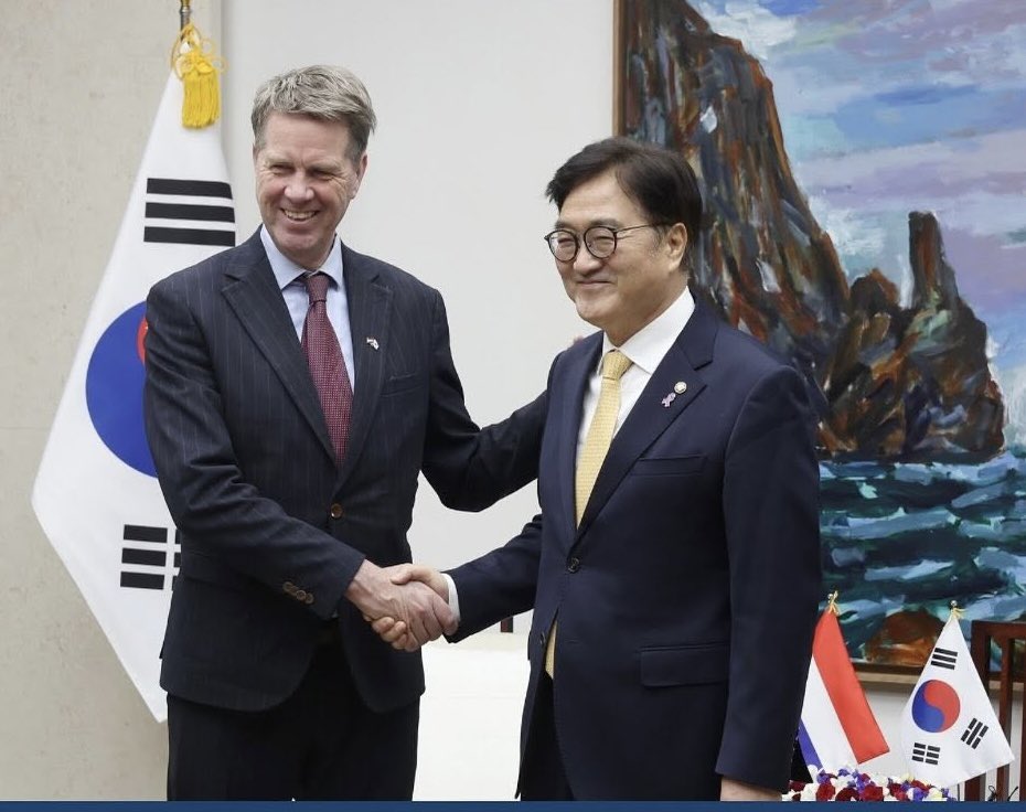 President of the House of Representatives of the Kingdom of the Netherlands Martin Bosma receives a warm welcome from the honorable Woo Won-shik, Speaker of the National Assembly of the Republic of Korea.