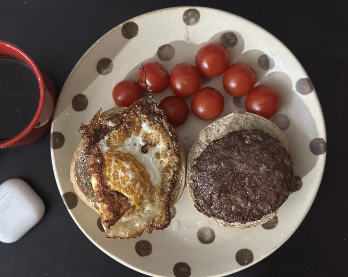 煎了一下牛肉饼 最近贝果都是红茶的 很香 小番茄盒马买的 味道很足很好吃