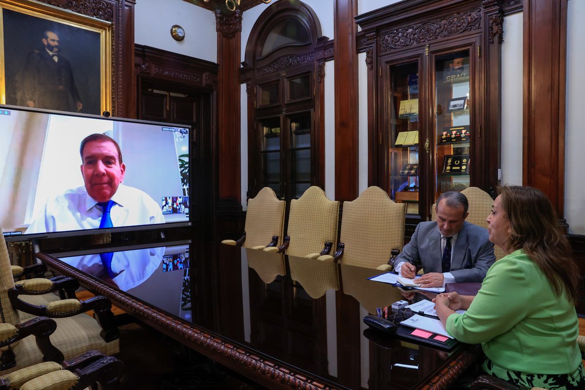 presidenciaperu's tweet photo. Esta noche, la señora presidenta Dina Boluarte sostuvo una fructífera conversación por videoconferencia con @EdmundoGU, a quien le reconoció su liderazgo, coraje y valentía en todas sus acciones desplegadas a nivel internacional en favor de la democracia en Venezuela, así como para promover la protección de los derechos humanos y el respeto de las libertades de los ciudadanos venezolanos.   Igualmente, le reiteró que la invitación extendida, oportunamente, a visitar el Perú se mantiene y que se coordinará una fecha mutuamente conveniente.

En la reunión, en la que también participó @MariaCorinaYA, se destacó el respaldo del pueblo y Gobierno peruano al liderazgo que ejercen en defensa de la libertad y en salvaguarda de la voluntad popular expresada por los venezolanos en los comicios del pasado 28 de julio.  Se les ratificó, además, la voluntad del Gobierno peruano de contribuir a que el nuevo Gobierno que se inicie en Venezuela cuente con la legitimidad y legalidad del voto popular.

Asimismo, le reafirmó a @EdmundoGU el compromiso del Perú con la democracia, el Estado de derecho y los derechos humanos como principios fundamentales de su política exterior; por lo que no reconoce los resultados de las elecciones del 28 de julio de 2024, tal como fue anunciado por la autoridad electoral, al haberse infringido las leyes venezolanas, desconociéndose así la voluntad legítima del pueblo de Venezuela expresada claramente en dicho proceso.