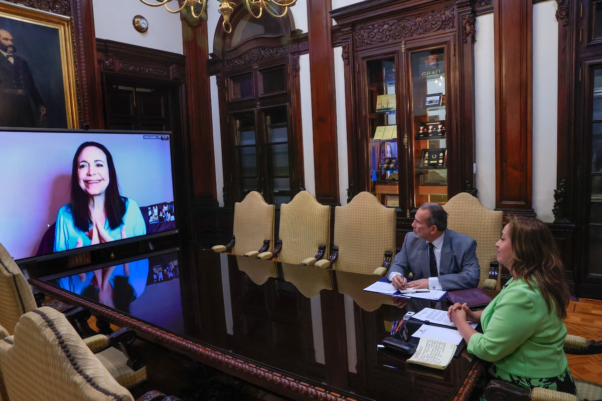presidenciaperu's tweet photo. Esta noche, la señora presidenta Dina Boluarte sostuvo una fructífera conversación por videoconferencia con @EdmundoGU, a quien le reconoció su liderazgo, coraje y valentía en todas sus acciones desplegadas a nivel internacional en favor de la democracia en Venezuela, así como para promover la protección de los derechos humanos y el respeto de las libertades de los ciudadanos venezolanos.   Igualmente, le reiteró que la invitación extendida, oportunamente, a visitar el Perú se mantiene y que se coordinará una fecha mutuamente conveniente.

En la reunión, en la que también participó @MariaCorinaYA, se destacó el respaldo del pueblo y Gobierno peruano al liderazgo que ejercen en defensa de la libertad y en salvaguarda de la voluntad popular expresada por los venezolanos en los comicios del pasado 28 de julio.  Se les ratificó, además, la voluntad del Gobierno peruano de contribuir a que el nuevo Gobierno que se inicie en Venezuela cuente con la legitimidad y legalidad del voto popular.

Asimismo, le reafirmó a @EdmundoGU el compromiso del Perú con la democracia, el Estado de derecho y los derechos humanos como principios fundamentales de su política exterior; por lo que no reconoce los resultados de las elecciones del 28 de julio de 2024, tal como fue anunciado por la autoridad electoral, al haberse infringido las leyes venezolanas, desconociéndose así la voluntad legítima del pueblo de Venezuela expresada claramente en dicho proceso.