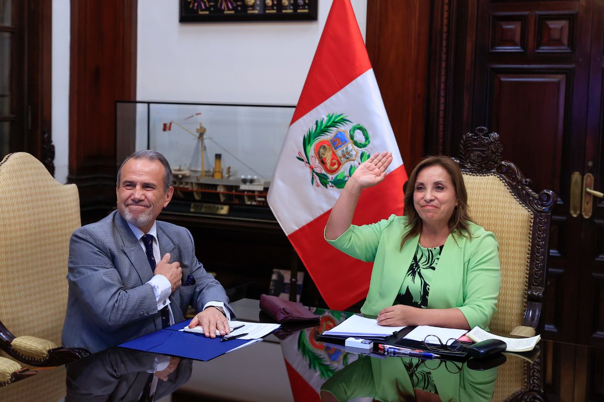 Esta noche, la señora presidenta Dina Boluarte sostuvo una fructífera conversación por videoconferencia con <a href="/EdmundoGU/">Edmundo González</a>, a quien le reconoció su liderazgo, coraje y valentía en todas sus acciones desplegadas a nivel internacional en favor de la democracia en Venezuela, así como