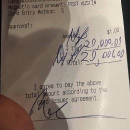 PortalPostBR's tweet photo. Post Malone presenteou uma garçonete com uma gorjeta de 120 mil reais na véspera de natal, em Houston:

“Ele mudou a minha vida” https://t.co/REBftp9art