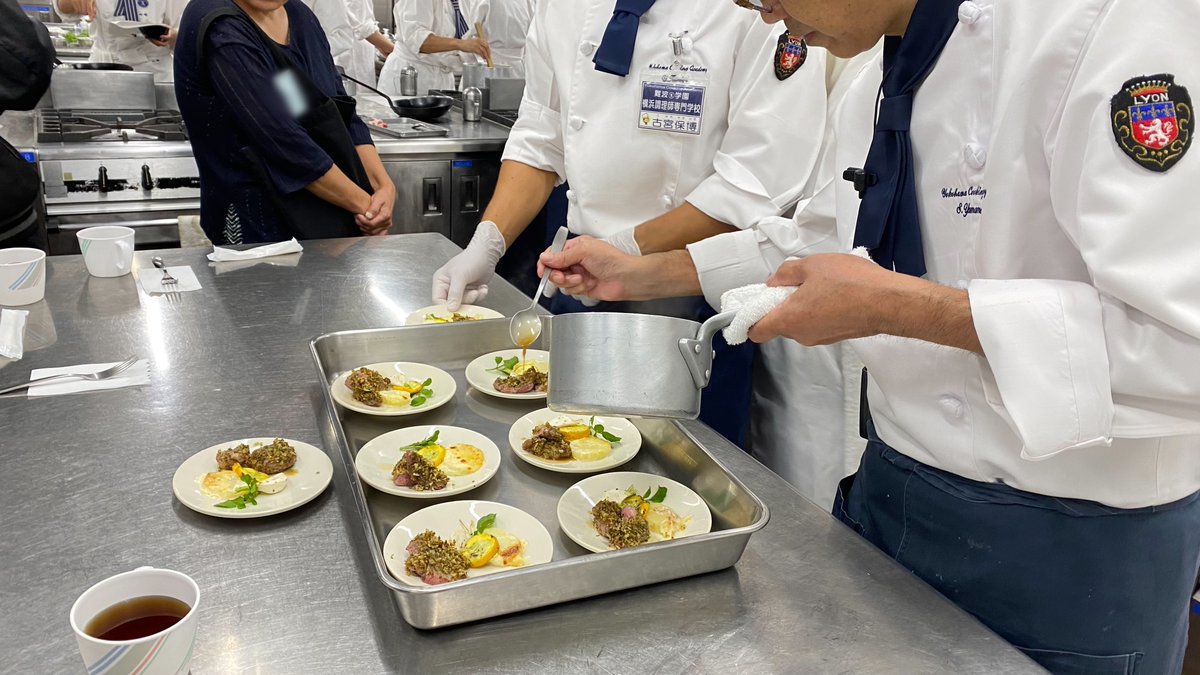 新年明けましておめでとうございます！
本年もよろしくお願い申しあげます。

2025.1.9(木)は「夕方からの学校説明会」です。
お仕事帰りや学校帰りにお気軽にご参加下さい。

nanba.ac.jp/yokochou/topic…… 

夜間部の実習見学も予定しております。
試食アリです♪

2.1(土)は卒業作品展開催。