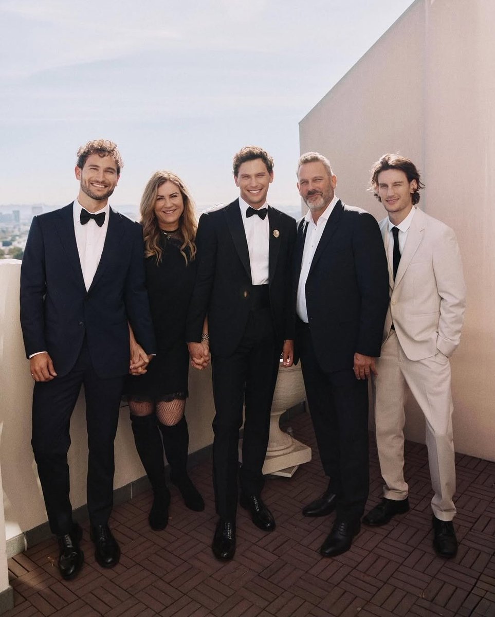 they are all so cute 🥹 so beautiful to see them all supporting cooper